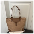 Detalle del bolso tote de nailon caqui con adornos de cuero sintético marrón y base reforzada - Caqui