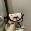 Petit sac bandoulière rose en jacquard avec bordure en cuir noir et pendentif - Rose