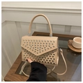 Details der beigen Umhängetasche mit silbernen Nieten und elegantem Umschlag-Design - Khaki