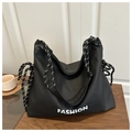 Dettaglio della borsa tote in nylon nero con stampa FASHION e tracolla intrecciata - Nero