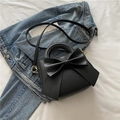 Sac à main noir élégant avec un nœud décoratif et des détails dorés pour porter en bandoulière - Noir