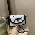 Sac bandoulière noir et blanc élégant avec pendentif cœur et détail de nœud - Bleu