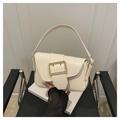 Bolso baguette minimalista de piel brillante beige con gran hebilla dorada - Blanco