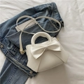 Sac à main blanc en similicuir avec un grand nœud décoratif et des détails dorés - Blanc