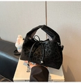 Schwarze Handtasche mit Leopardenmuster, Kunstfell-Optik, Kordelzug und weißem Plüschanhänger - Mit Anhänger / Schwarz