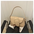 Bolso baguette minimalista beige en ecopiel con hebilla cuadrada dorada grande en la correa - Caqui