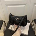 Bolso media luna en charol negro brillante con lazo de metal dorado y correa delgada - Negro