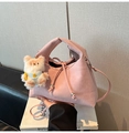 Schicke rosa Handtasche mit weißem Plüschbären-Anhänger und verstellbarem Schultergurt - Mit Anhänger / Rosa