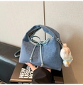 Blaue Handtasche mit Leopardenmuster, Knotengriff und weißem Plüschbären-Anhänger - Mit Anhänger / Blau
