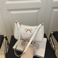 Bolso baguette blanco de charol sintético con un elegante lazo dorado metálico - Blanco