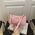 Bolso de hombro de charol rosa con lazo dorado y acabado de espejo brillante - Rosa