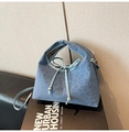 Dettaglio della borsa blu in pelle scamosciata leopardata con coulisse su libro - senza ciondolo / Blu
