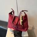 Burgunderrote Hobo-Tasche aus Wildlederimitat mit Holzperlen und silberner Plakette - Mit Anhänger / Fuchsie