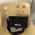 Borsa a tracolla FANYISSA nera a forma di cuscino con logo bianco e tracolla regolabile - Nero