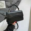 Borsa quadrata nera minimalista con patta a onde, dettagli dorati e tracolla regolabile - Nero