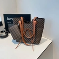 Bruine vintage draagtasset met kettingpatroon en bijpassende ritszak op witte tafel - Monogram Tote En Zakje / Bruin