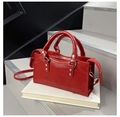 Dettaglio borsa quadrata in pelle cerata rossa con hardware argento e logo in rilievo - Rosso