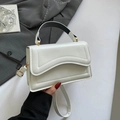 Elegante borsa a tracolla bianca quadrata con cuciture a onda e manico bicolore - Bianco