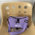 Borsa a tracolla plissettata in nylon viola con logo FANYISSA e tracolla regolabile - Viola