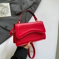 Borsa a tracolla rossa trapuntata con patta a onde e tracolla staccabile - Rosso