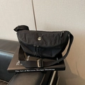 Lichtgewicht zwarte nylon crossbody tas in halve maanvorm met verstelbare riem en M-logo - Zwart zonder Hanger