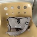 Borsa a tracolla grigio chiaro a forma di cuscino con cinturino regolabile e marchio - Grigio
