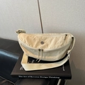 Minimale beige nylon crossbodytas met dubbele ritssluiting en rond logo in stadse stijl - Wit Zonder Hanger