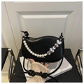 Dettaglio borsa a mezzaluna nera con perle decorative e catena a cuore argento - Nero