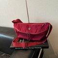 Lichte bordeauxrode dumpling tas van nylon met verstelbare riem en metalen M-logo - Rood (Geen Hanger)