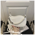Borsa a mezzaluna bianca con elegante catena di perle e ciondoli a cuore in ecopelle - Bianco