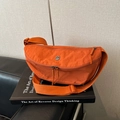 Minimalistische feloranje nylon crossbody tas met M-logo en brede schouderband - Oranje Zonder Hanger