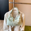 Sac nuage vert clair plissé avec texture en nid d'abeille et breloque florale - Style sous le bras / Vert