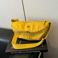 Gele nylon halve maan tas met verstelbare schouderband en ritszakken vooraan - Geel zonder hanger