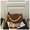 Borsa a mezzaluna in pelle marrone con elegante catena a cuore in perle e tracolla regolabile - Marrone