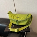 Lichtgewicht fruitgroene halve maan schoudertas met verstelbare nylon band - Vruchtgroen Zonder Hanger