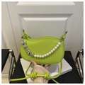 Borsa sottobraccio verde fluorescente con catena di perle, cuore e tracolla annodata - Verde