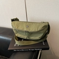 Olijfgroene lichtgewicht halve maan schoudertas van nylon met metalen M-logo detail - Grijsgroen Zonder Hanger