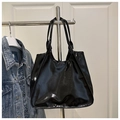 Borsa tote minimalista grande in pelle verniciata nera lucida con ampi manici annodati - Nero