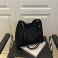 Sac fourre-tout minimaliste en daim noir mat avec poignées nouées élégantes - Noir