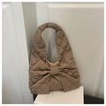 Detail der braunen gesteppten Tragetasche mit großer Schleife und Rautenmuster - Khaki