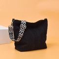 Sac fourre-tout noir en velours côtelé avec large bandoulière géométrique et boucles argentées - Noir