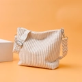 Off-white corduroy shopper met geometrische schouderband en zilveren metalen details - Broken Wit