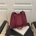 Sac cabas minimaliste en daim bordeaux pour femme avec poignée nouée élégante et mate - Rouge