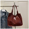 Grande borsa tote bordeaux lucida con tracolla elegante in stile minimalista - Rosso