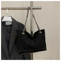 Detalle del bolso tote de terciopelo acolchado negro con cadena dorada y hebilla doble - Negro