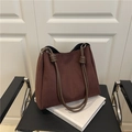 Sac fourre-tout en daim marron foncé avec poignées en cordon fin et nœuds décoratifs - Marron