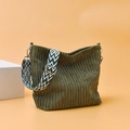 Olijfgroene corduroy draagtas met een vintage geborduurde brede schouderriem - Groen