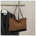 Detalle del bolso tote vintage con ante marrón acolchado y cadena metálica dorada - Marrón
