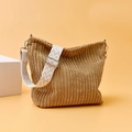 Sac bandoulière en velours côtelé kaki avec large sangle géométrique ajustable - Kaki