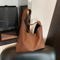 Borsa hobo marrone in pelle intrecciata con finitura di lusso e tracolla larga - Marrone